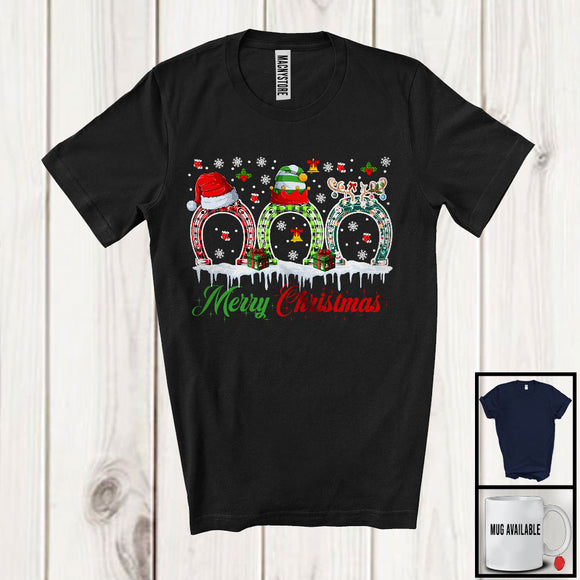 MacnyStore - Happy Christmas, Lovely X-mas Red Green Plaid Three Santa ELF Reindeer Horseshoes, Snow T-Shirt