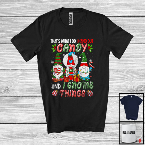 MacnyStore - I Hand Out Candy And I Gnome Things, Adorable Christmas Lights Three Gnomes, Snow Around T-Shirt