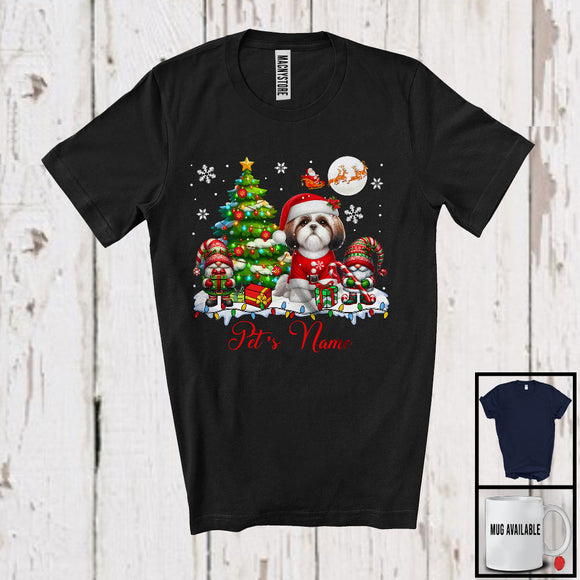 MacnyStore - Personalized Custom Name Santa Shih Tzu With Gnome, Lovely X-mas Tree, Snow Around T-Shirt