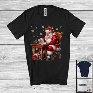 MacnyStore - Santa Playing Chess, Humorous Christmas Santa Sport Player Team, Family X-mas Group T-Shirt