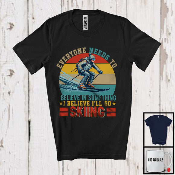 MacnyStore - Vintage Retro Believe In Something I Believe I'll Go Skiing, Humorous Outdoor Activities Group T-Shirt