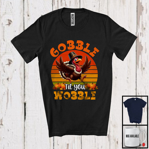 MacnyStore - Vintage Retro Gobble Til You Wobble, Humorous Thanksgiving Joke Pilgrim Turkey Running T-Shirt