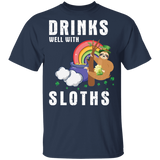 Drinks Well With Sloths Drinking St Patrick's Day Gifts T-Shirt - Macnystore