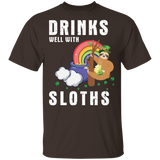 Drinks Well With Sloths Drinking St Patrick's Day Gifts T-Shirt - Macnystore