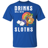 Drinks Well With Sloths Drinking St Patrick's Day Gifts T-Shirt - Macnystore