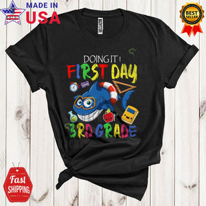 MacnyStore - Doing It First Day Of 3rd Grade Cool Funny Back To School Kids Shark Lover Student Teacher T-Shirt