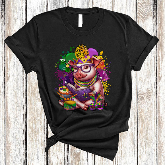 MacnyStore - Pig Mardi Gras Reading Book, Humorous Mardi Gras Parades Pig Farmer, Reading Book Nerd T-Shirt