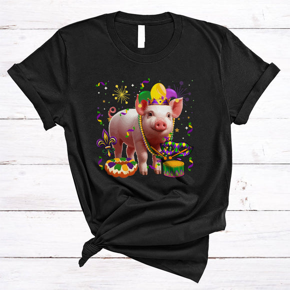 MacnyStore - Pig Wearing Mardi Gras Beads Jester Hat, Amazing Mardi Gras Farmer, Farm Animal Lover T-Shirt